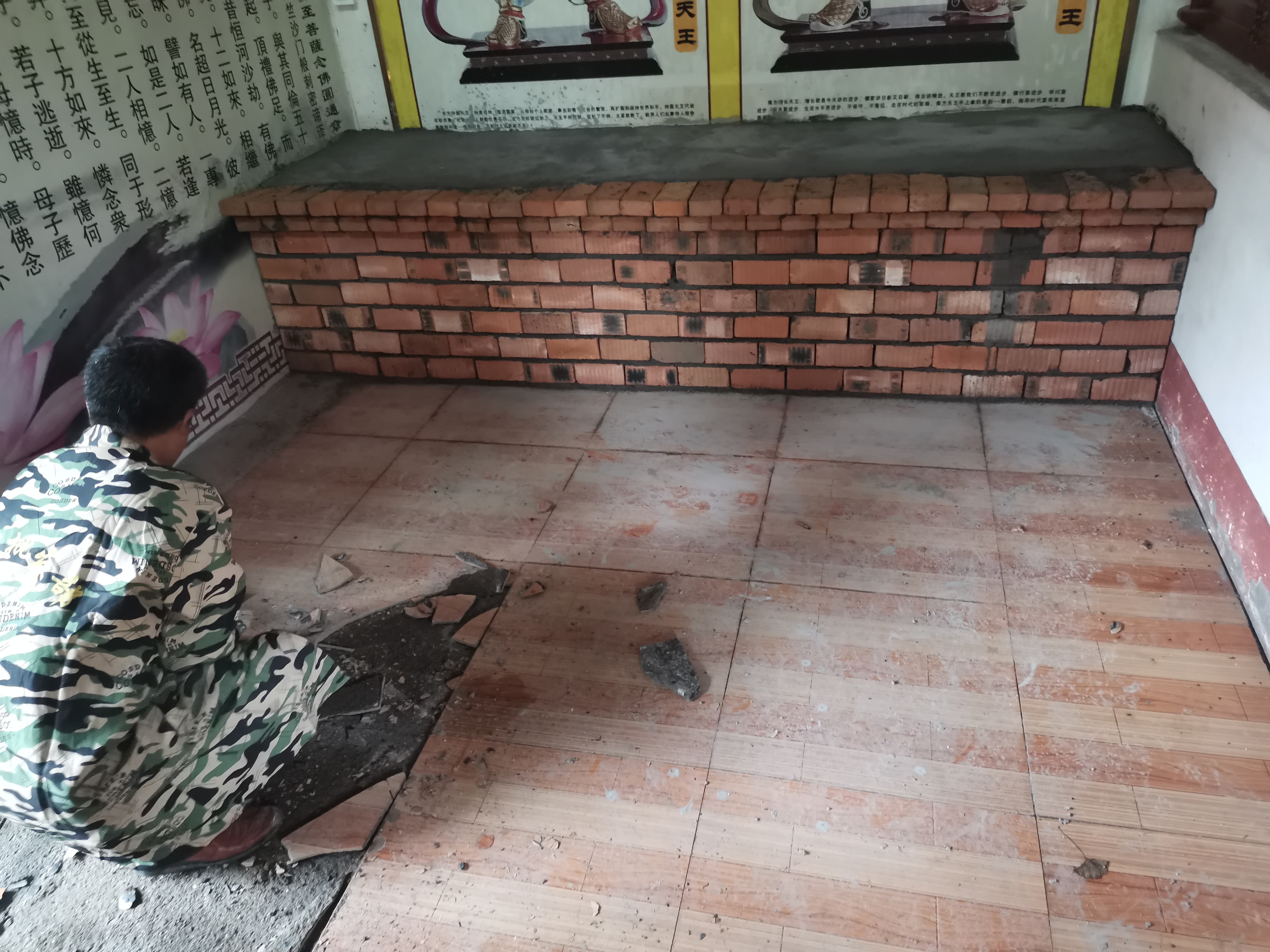 彩运网cy9999天王殿铺设地砖及牌匾贴金
